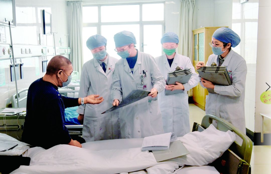 (3月5日,自治区人民医院医生正在进行早查房.