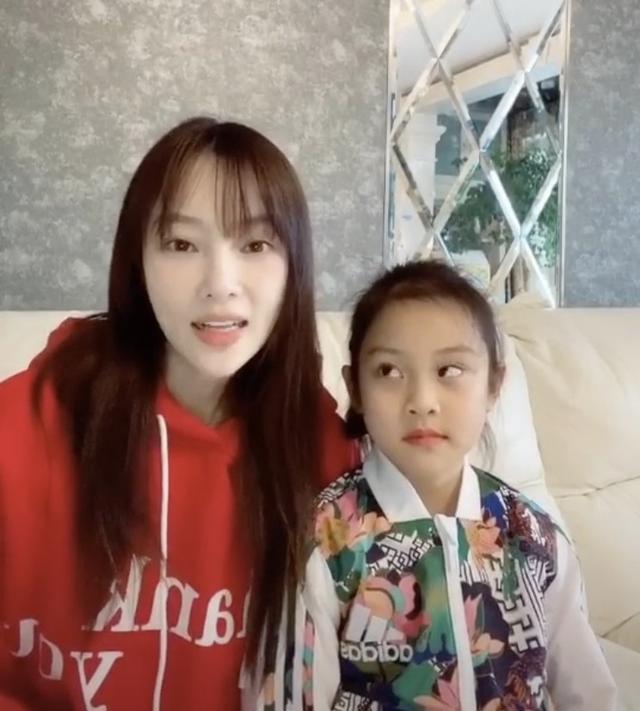 李小璐妇女节祝福台词超长，甜馨翻白眼偷瞄妈