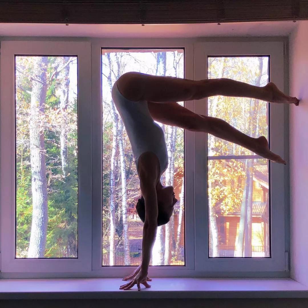 练瑜伽,你试过门框倒立吗?不如在家试试!