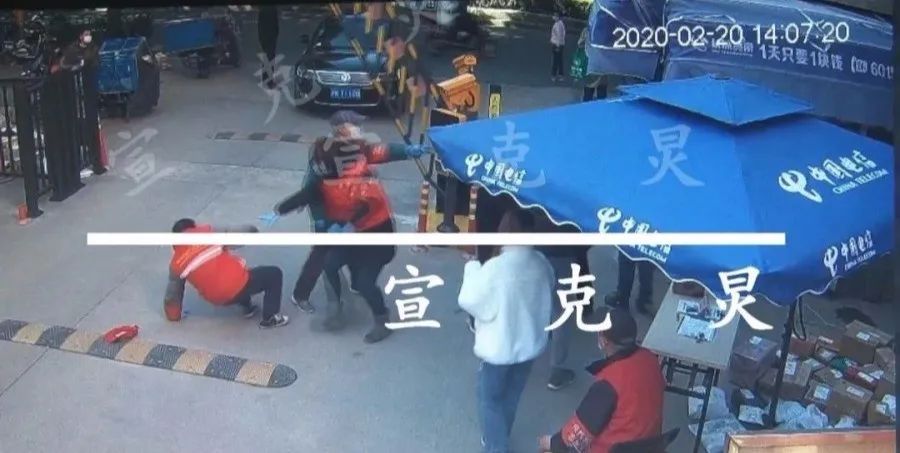 昏特了！上海爷叔不配合量体温，竟掰断志愿者