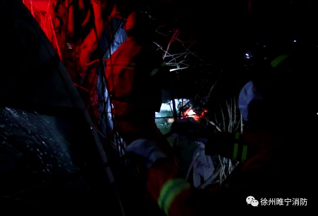 【救援】男子开车冲出围栏掉入河中    睢宁消防