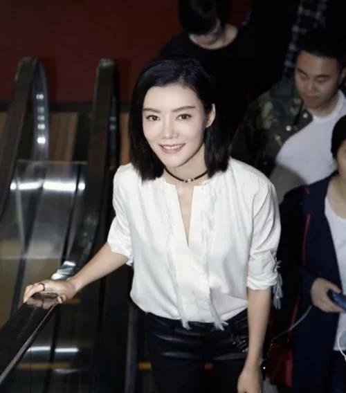 38岁车晓嫁入豪门,衣食无忧,天天居家瑜伽健身,真让人羡慕