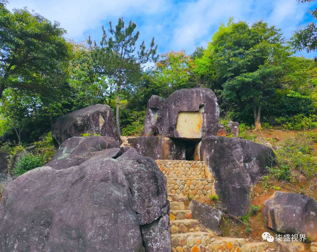 石镜石在安溪蓬莱鸿福村石镜山.一立方米左右,长年泛白,不沾青苔.