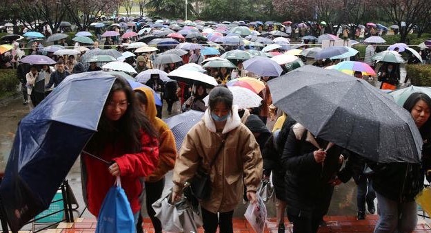 高校扩招，学历“贬值”，寒门子弟靠学习逆袭的可能性越来越低！