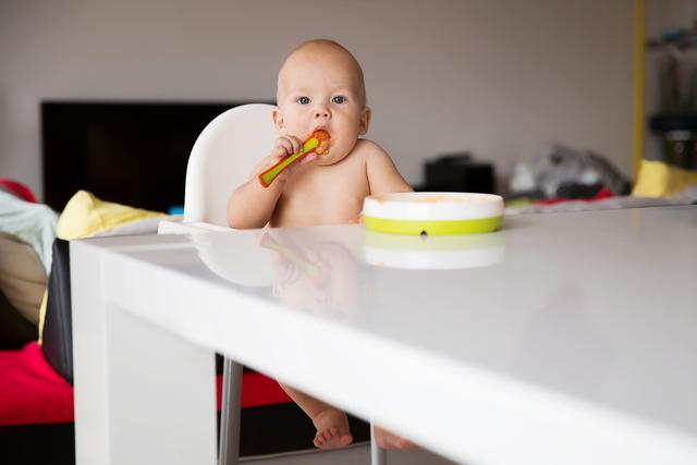 宝宝多大才能吃“大人饭”？专家：低于这个年龄，最好别让宝宝吃
