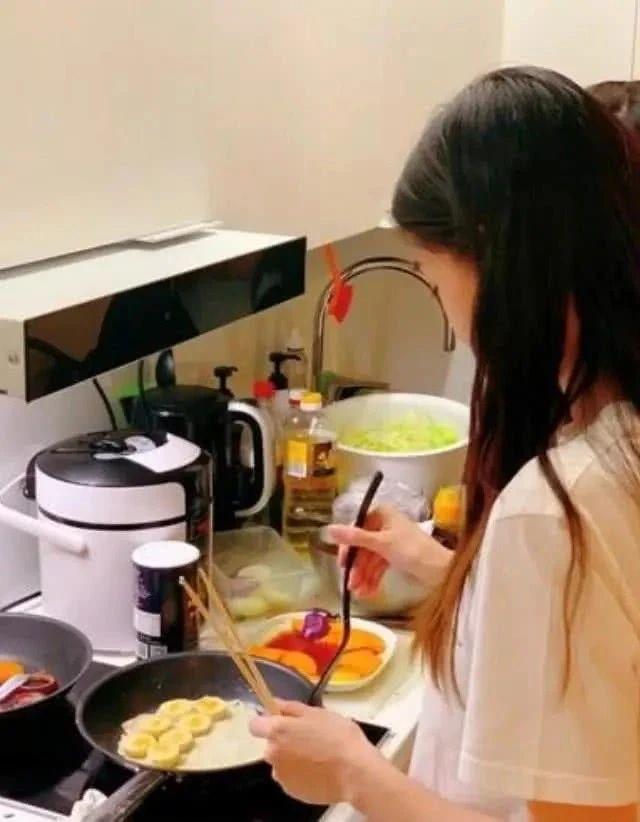 Angelababy打游戏入迷引儿子不满，被小海绵拽头发