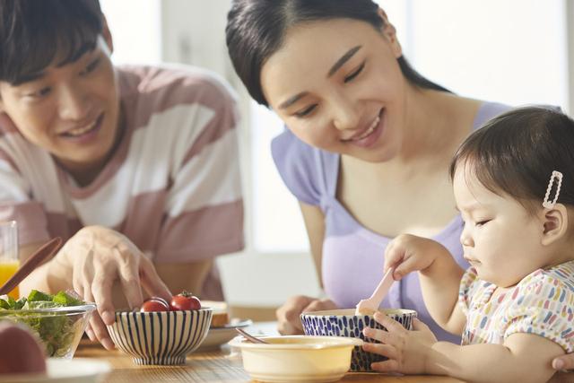 宝宝多大才能吃“大人饭”？专家：低于这个年龄，最好别让宝宝吃