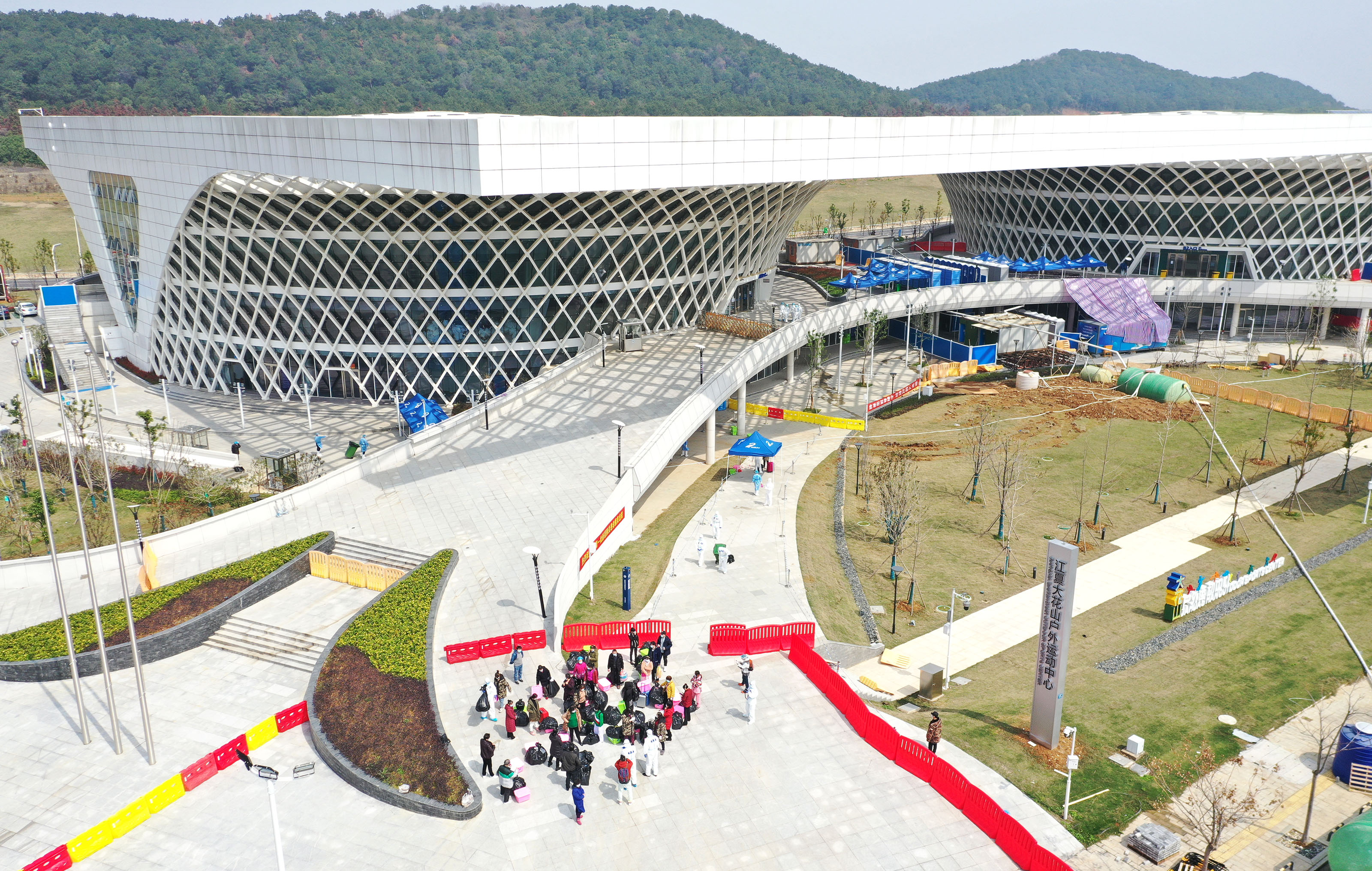 3月10日,在位于武汉市江夏大花山户外运动中心的江夏方舱医院,转院