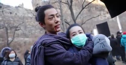 肖战李沁路透视频曝光:互相打闹会传绯闻,其实他们私下互动更多