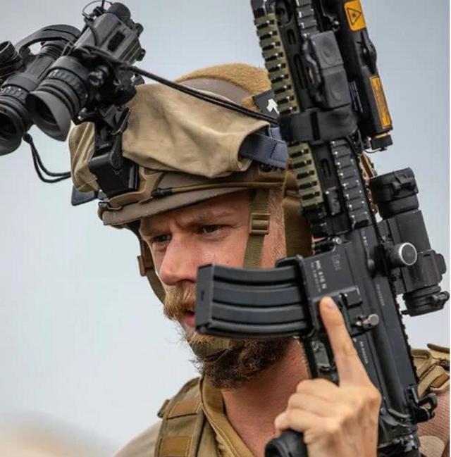原创挪威驻马里部队豪华无比,标配hk416步枪,身上装备先进
