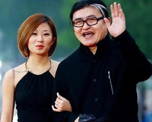 56岁歌唱家刘欢近况,两鬓斑白身体堪忧,现状令人感慨万千