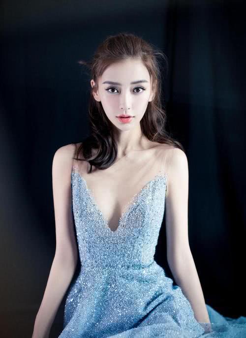 angelababy早期动图曝光,吃手指用纸巾擦泪,楚楚动人混血感十足