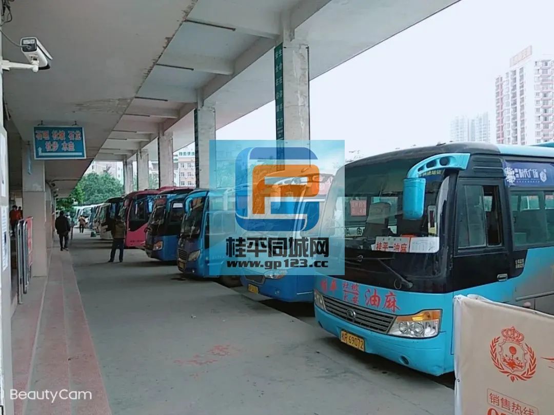 桂平各乡镇的经济 缓缓经过外围公园的社步客车
