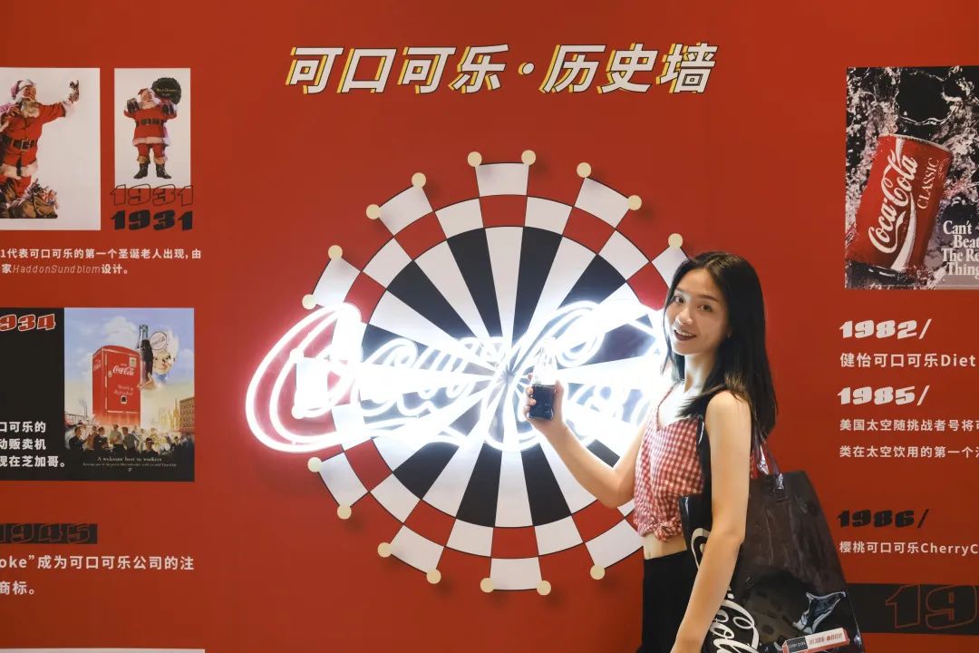 它们好似时光胶囊,珍藏了一段段美好回忆,历史墙就是用来展示一个百年