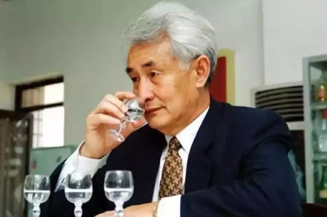 值得一提的是,这是季克良第二次担任茅台酒厂的厂长,早在1983年,已经