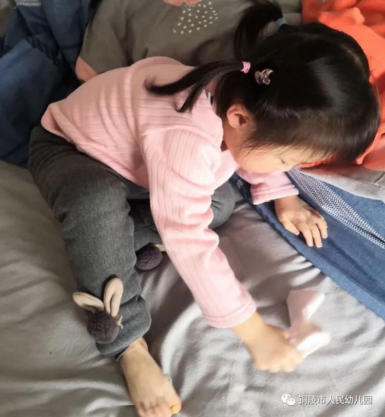 【人幼课题专栏 幼儿良好习惯的养成】小班:我会穿袜子