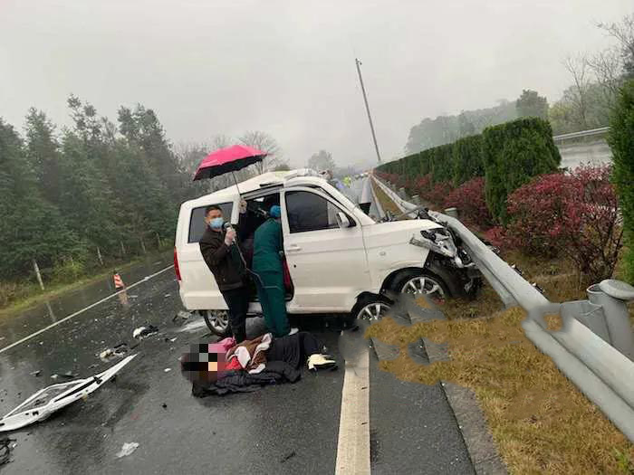 广西高速上两车追尾致4人当场死亡,6人受伤