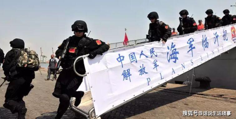 全副武装的中国军人撑起安全圈,将124名待撤离同胞牢牢护在身后.