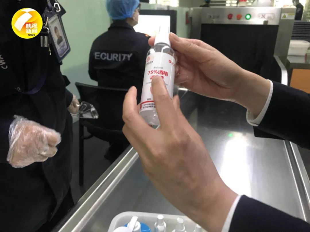 行旅客：乘机时 不能携带纯度70%以上的酒精制品70%以下的酒精可以进行托运
