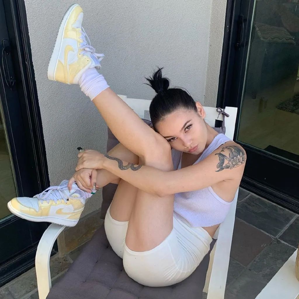只会卖弄性感 ？实际上女sneaker的拍照姿势，那叫一个野！