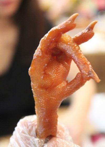 “鸡爪”英语怎么说？“鸡爪”英文表达：①chicken feet（feet的单数形式是foo