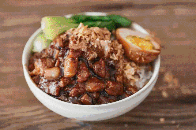 冠源饮食始终在行动 每日对前厅后厨进行3次消杀清洗 力保后厨干净