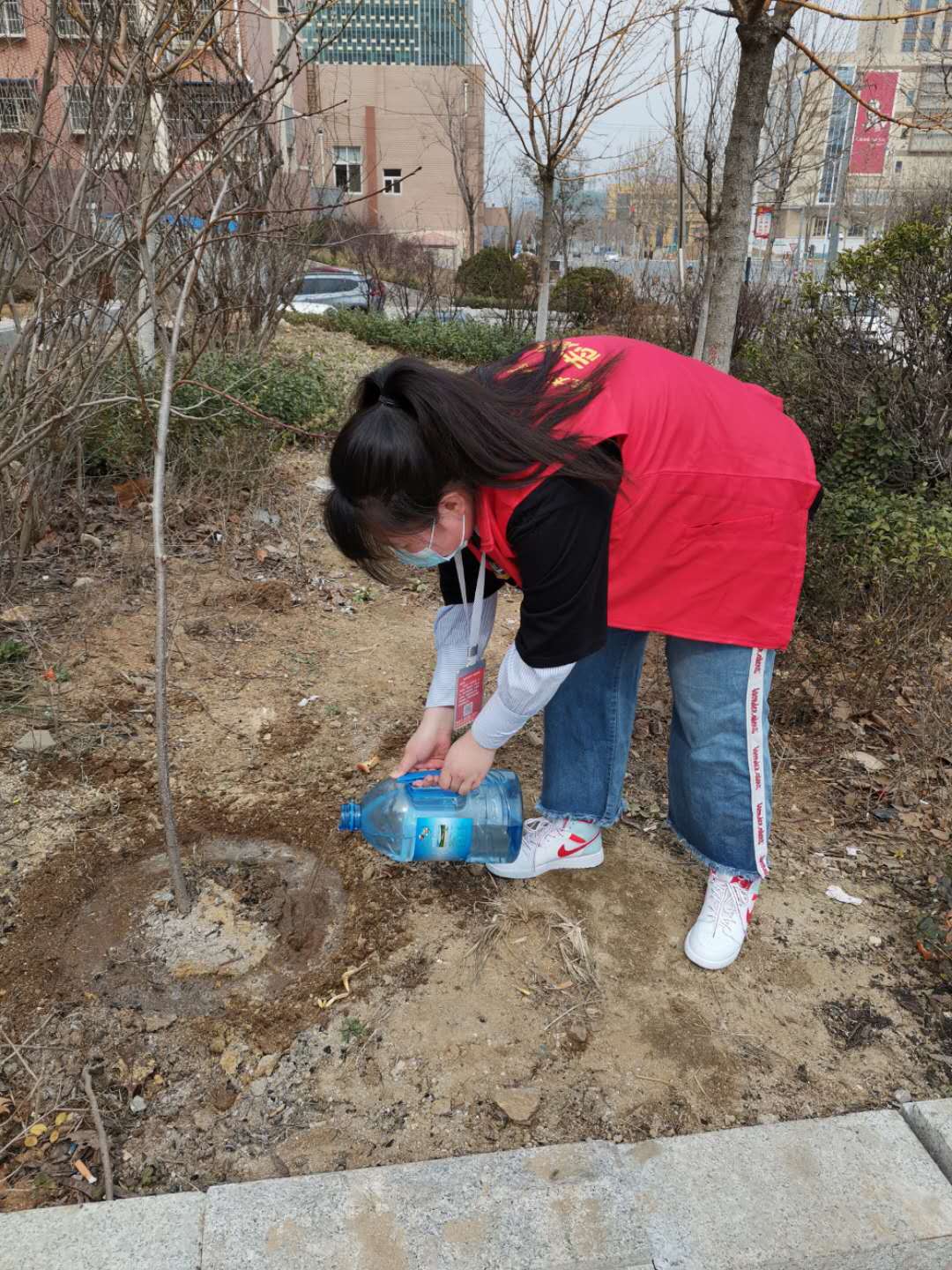 疫情下的3月12日招远金太阳志愿者用不一样的方式打开了植树节