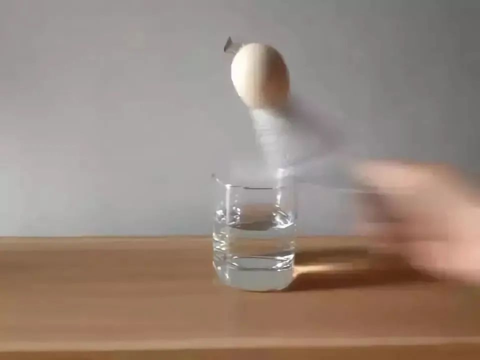 科学探究小实验——鸡蛋跳水_惯性