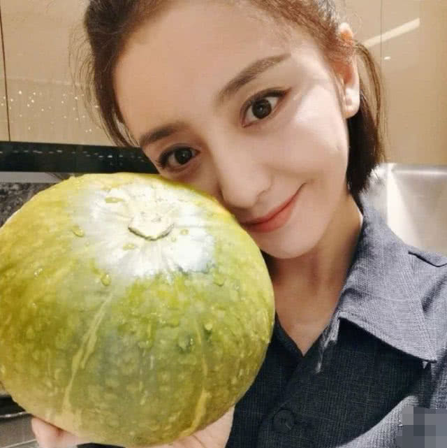 贤妻良母！佟丽娅深夜为老公儿子烤蛋挞，自己