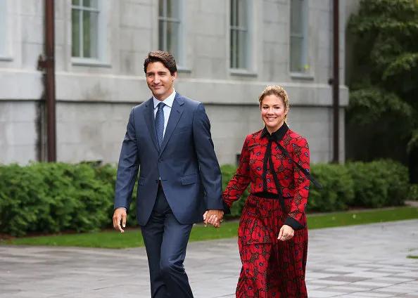 突发！加拿大第一夫人确诊，总理隔离14天