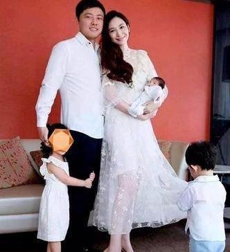 吴佩慈晒自拍说生女儿会容光焕发，实际上是在
