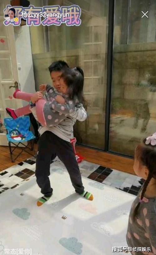 杨阳洋宠妹成常态，轮番公主抱双胞胎妹妹，乐