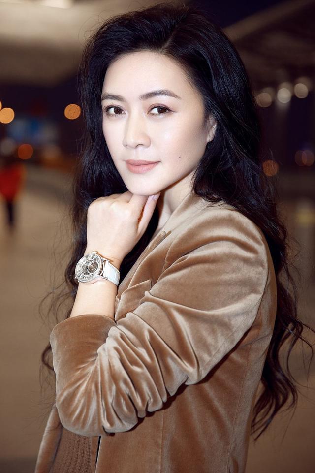 她29岁打败章子怡拿下影后，事业巅峰时退出娱乐
