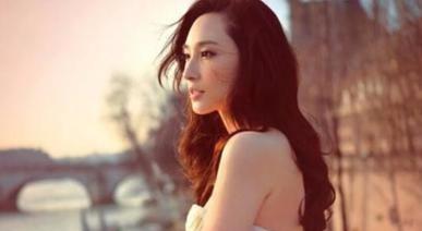 吴佩慈晒自拍说生女儿会容光焕发，实际上是在