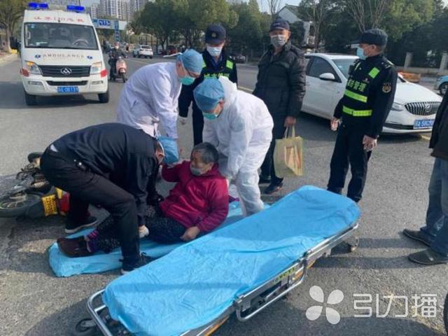 汽车倒车撞倒老夫妻 苏州高新区枫桥城管疫情之