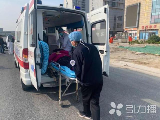 汽车倒车撞倒老夫妻 苏州高新区枫桥城管疫情之