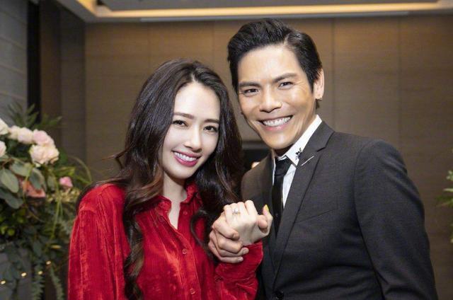 向佐郭碧婷终于举行婚礼，婚纱十分唯美衬的新