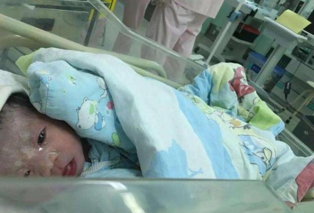 [宝宝]爸爸急哭了，医生却笑着说：恭喜新生儿身上裹着一层“奶油”