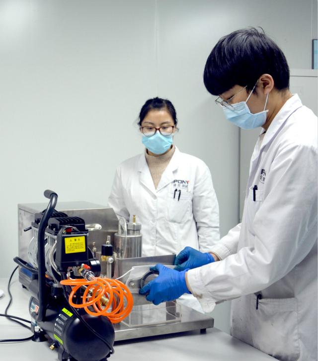 战“疫”直击⑧：口罩机争夺战：一台50万涨到