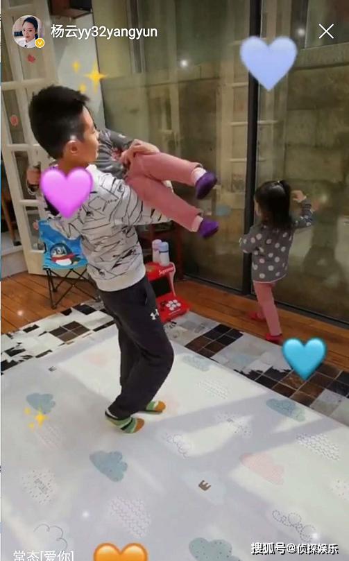 杨阳洋宠妹成常态，轮番公主抱双胞胎妹妹，乐