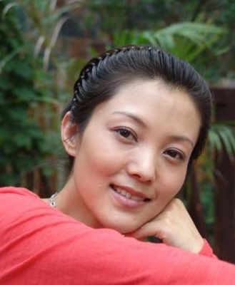 学戏出身，曾与逃犯同居3年因恨剃光头，今已经