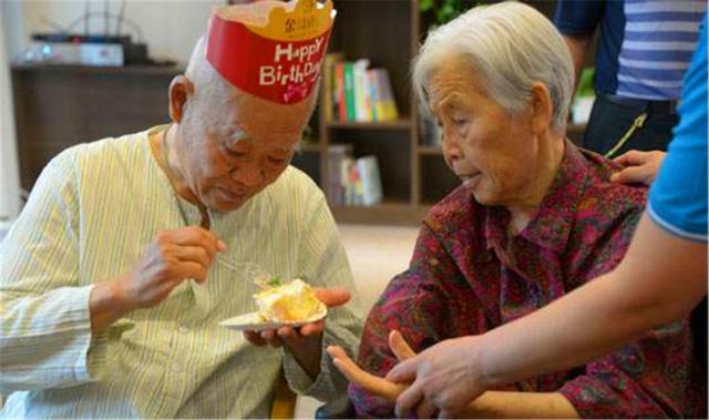 独生子女的父母,晚年生活只有孤独?现实可能跟你想的不太一样-搜狐大视野-搜狐新闻