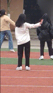 搞笑GIF：广场舞现在真是太流行了，学校都开始练了 _段子