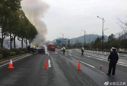 司机弹出的烟蒂落回车里 烧掉30万图纸和一辆皮