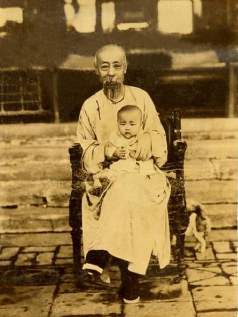 清逊帝宣统三年(公元1911年)任内阁总理大臣,弼德院总裁.