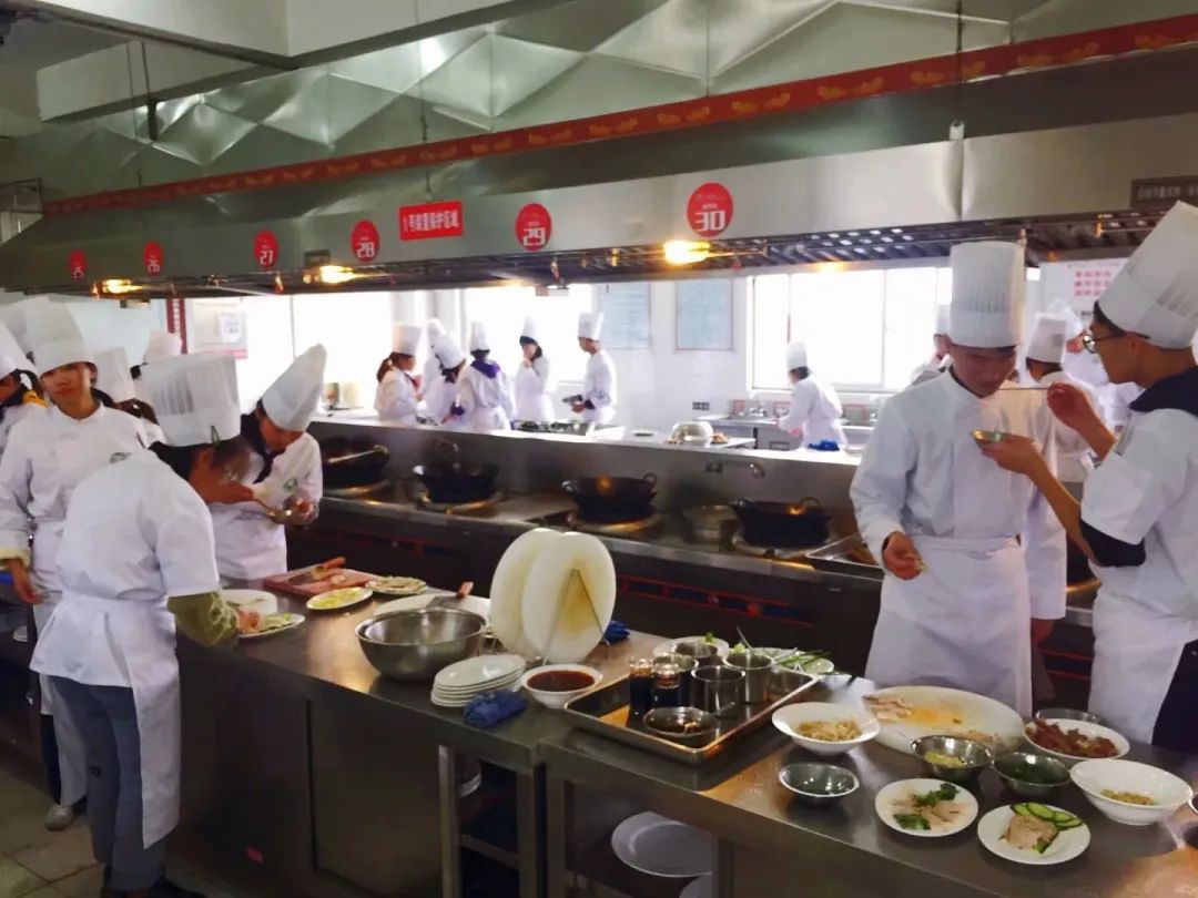 四川科技职业学院烹饪学院与四川旅游学院签订了战略合作协议,联合