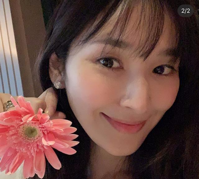 吴佩慈晒自拍说生女儿会容光焕发，实际上是在