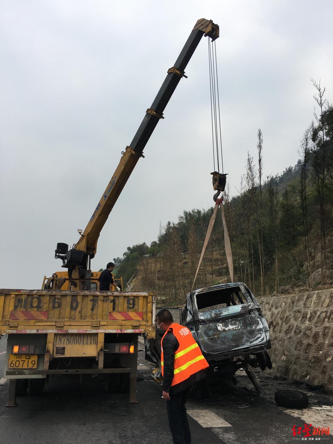 小客车失控撞上公路护栏自燃，驾驶员被困车内