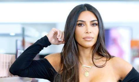 美国疫情紧张，金·卡戴珊如临大敌，亲妹送礼也