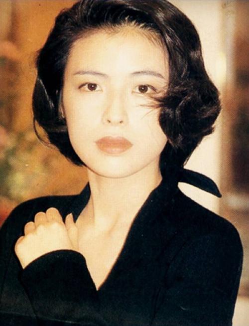 她是梅艳芳的妹妹，爱上天王后放弃事业，现在